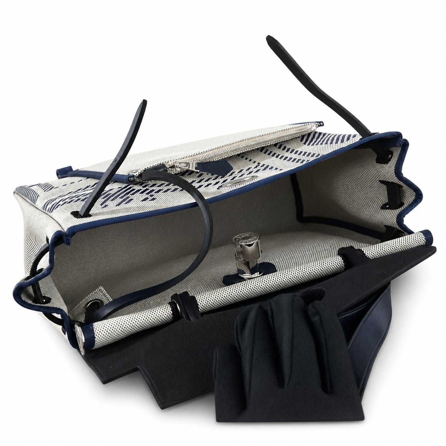 Hermers' popular herbag 31cm is designed to be inspired by saddle bags. The body of the bag is made of canvas, and the inseam, shoulder straps and handle are made of leather. The appearance is very si