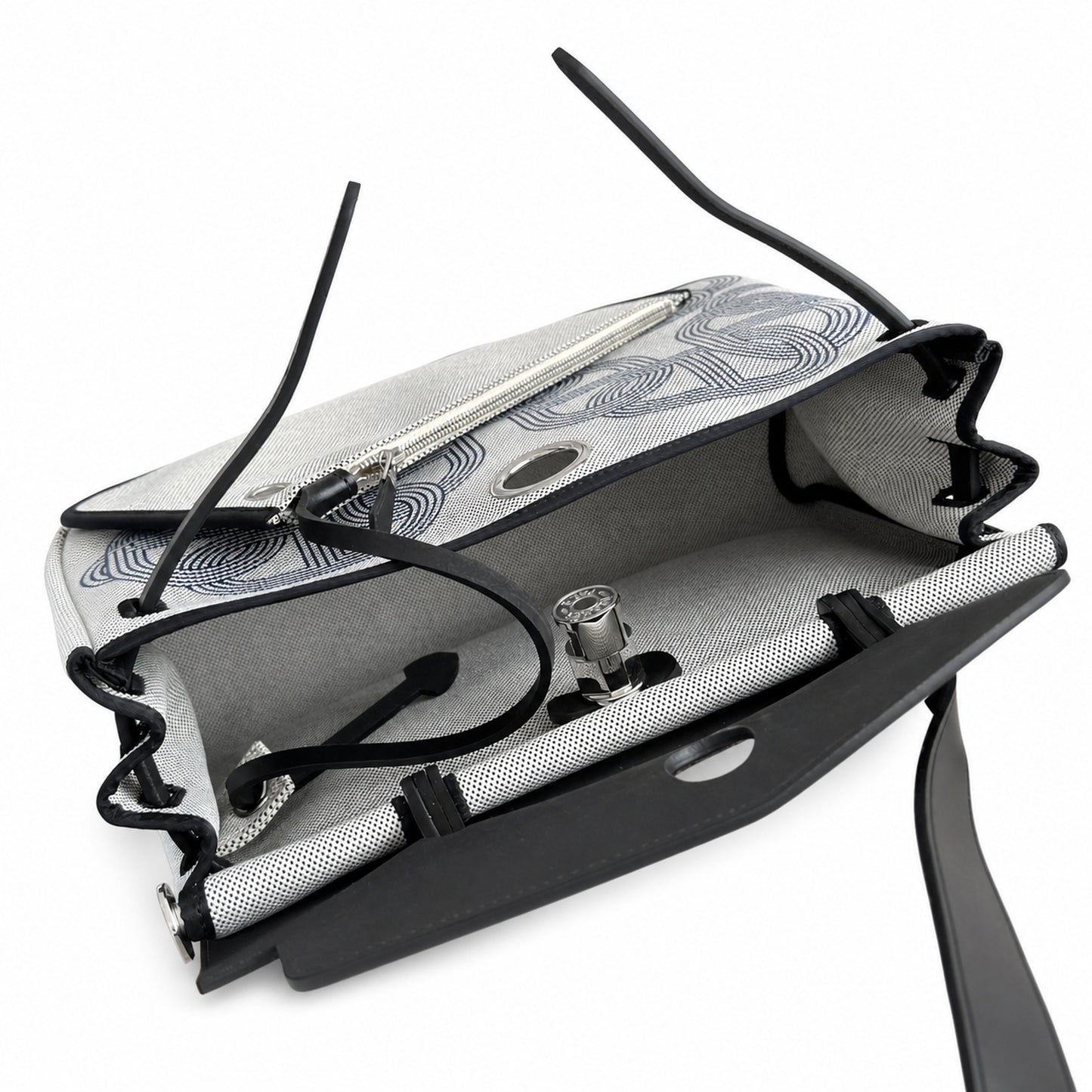 Hermers' popular herbag 31cm is designed to be inspired by saddle bags. The body of the bag is made of canvas, and the inseam, shoulder straps and handle are made of leather. The appearance is very si