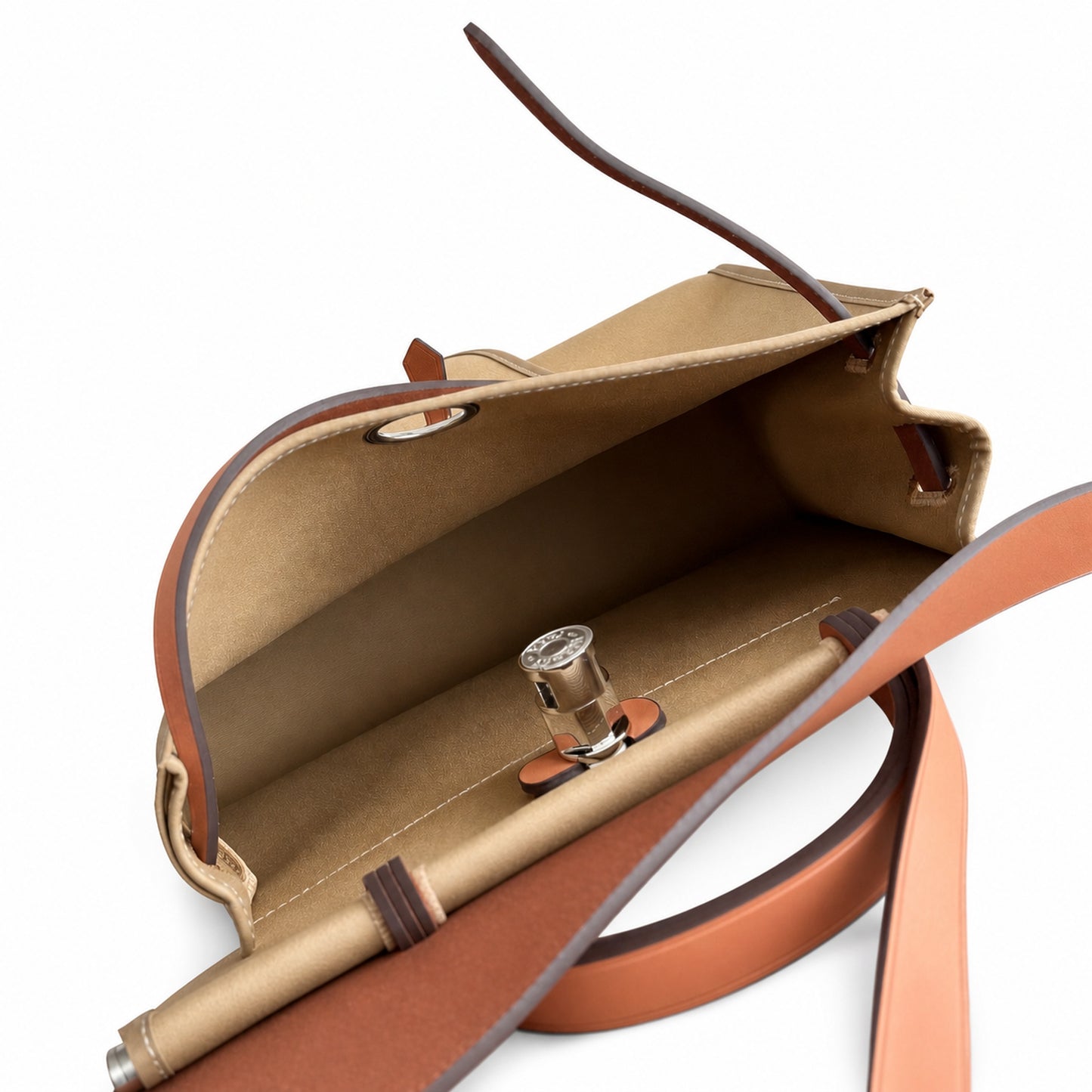 Hermers' popular herbag 31cm is designed to be inspired by saddle bags. The body of the bag is made of canvas, and the outer seams, shoulder straps and handbags are made of leather. The appearance is