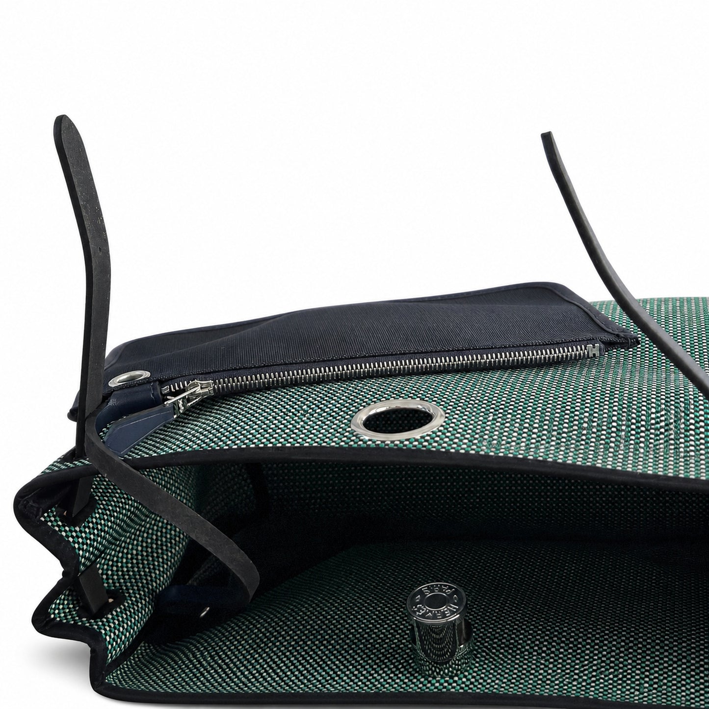 Hermers' popular herbag 31cm is designed to be inspired by saddle bags. The body of the bag is made of canvas, and the inseam, shoulder straps and handle are made of leather. The appearance is very si