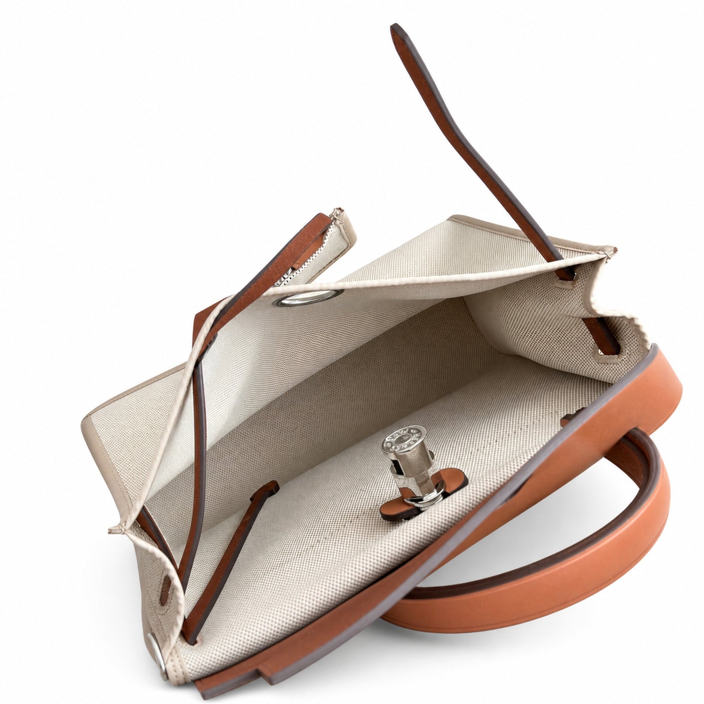 Hermers' popular herbag 31cm is designed to be inspired by saddle bags. The body of the bag is made of canvas, and the outer seams, shoulder straps and handbags are made of leather. The appearance is