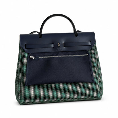 Hermers' popular herbag 31cm is designed to be inspired by saddle bags. The body of the bag is made of canvas, and the inseam, shoulder straps and handle are made of leather. The appearance is very si