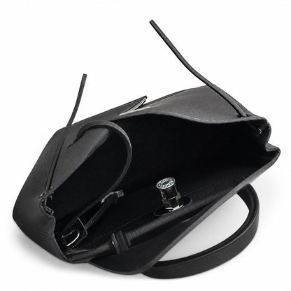 Hermers' popular herbag 31cm is designed to be inspired by saddle bags. The body of the bag is made of canvas, and the inseam, shoulder straps and handle are made of leather. The appearance is very si