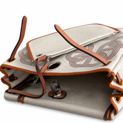 Hermers' popular herbag 31cm is designed to be inspired by saddle bags. The body of the bag is made of canvas, and the inseam, shoulder straps and handle are made of leather. The appearance is very si