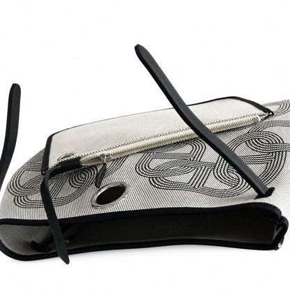 Hermers' popular herbag 31cm is designed to be inspired by saddle bags. The body of the bag is made of canvas, and the inseam, shoulder straps and handle are made of leather. The appearance is very si