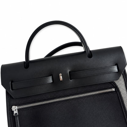 Hermers' popular herbag 31cm is designed to be inspired by saddle bags. The body of the bag is made of canvas, and the inseam, shoulder straps and handle are made of leather. The appearance is very si
