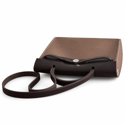 Hermers' popular herbag 31cm is designed to be inspired by saddle bags. The body of the bag is made of canvas, and the outer seams, shoulder straps and handbags are made of leather. The appearance is