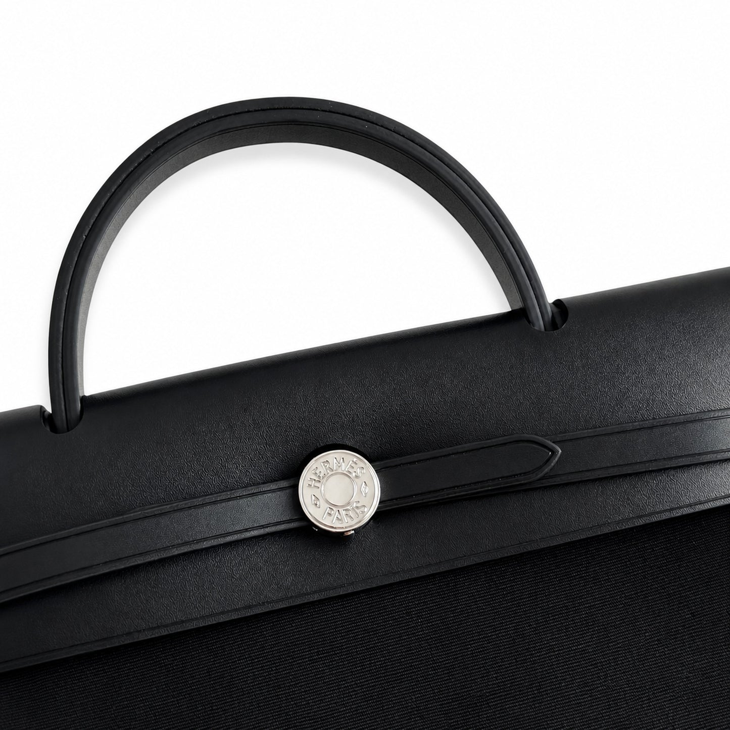 Hermers' popular herbag 31cm is designed to be inspired by saddle bags. The body of the bag is made of canvas, and the outer seams, shoulder straps and handbags are made of leather. The appearance is