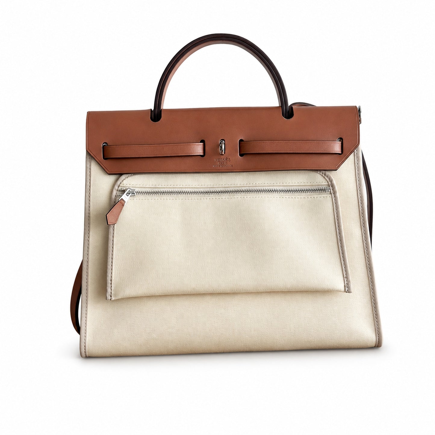Hermers' popular herbag 31cm is designed to be inspired by saddle bags. The body of the bag is made of canvas, and the outer seams, shoulder straps and handbags are made of leather. The appearance is