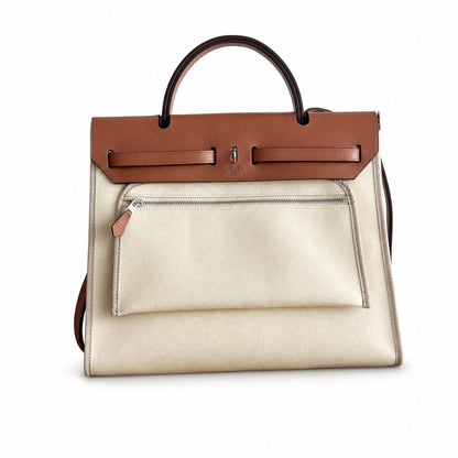 Hermers' popular herbag 31cm is designed to be inspired by saddle bags. The body of the bag is made of canvas, and the outer seams, shoulder straps and handbags are made of leather. The appearance is