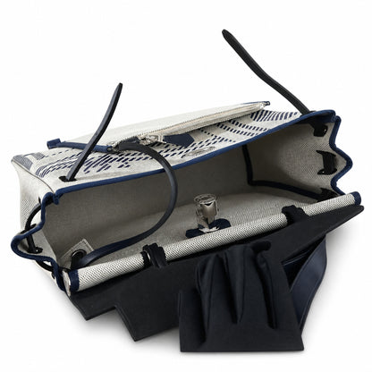 Hermers' popular herbag 31cm is designed to be inspired by saddle bags. The body of the bag is made of canvas, and the inseam, shoulder straps and handle are made of leather. The appearance is very si