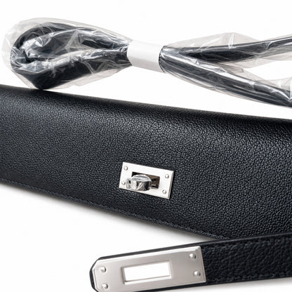 Hermès’ new armpit bag is here. A new member has been added to the Kelly family. Just looking at the online picture, I’m so excited. The first look at the real thing feels like an enlarged version of