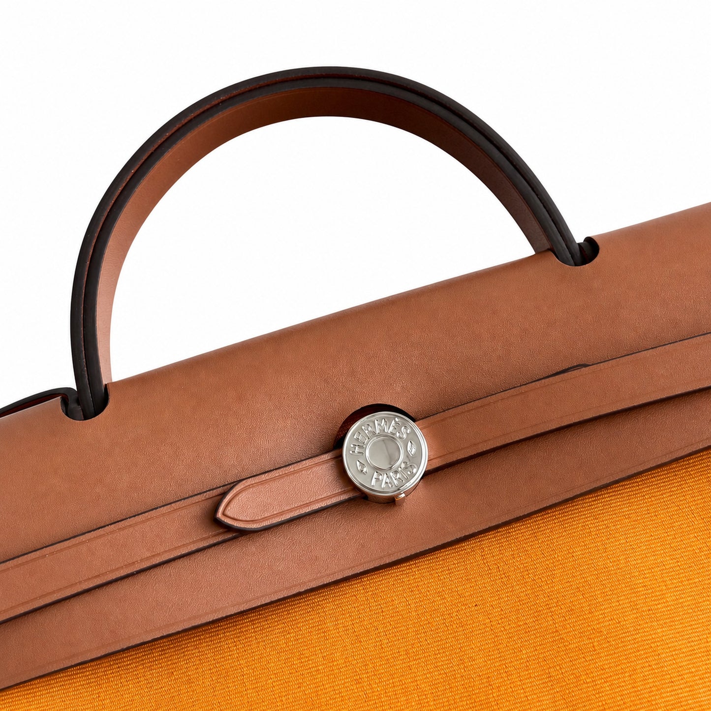 Hermers' popular herbag 31cm is designed to be inspired by saddle bags. The body of the bag is made of canvas, and the outer seams, shoulder straps and handbags are made of leather. The appearance is
