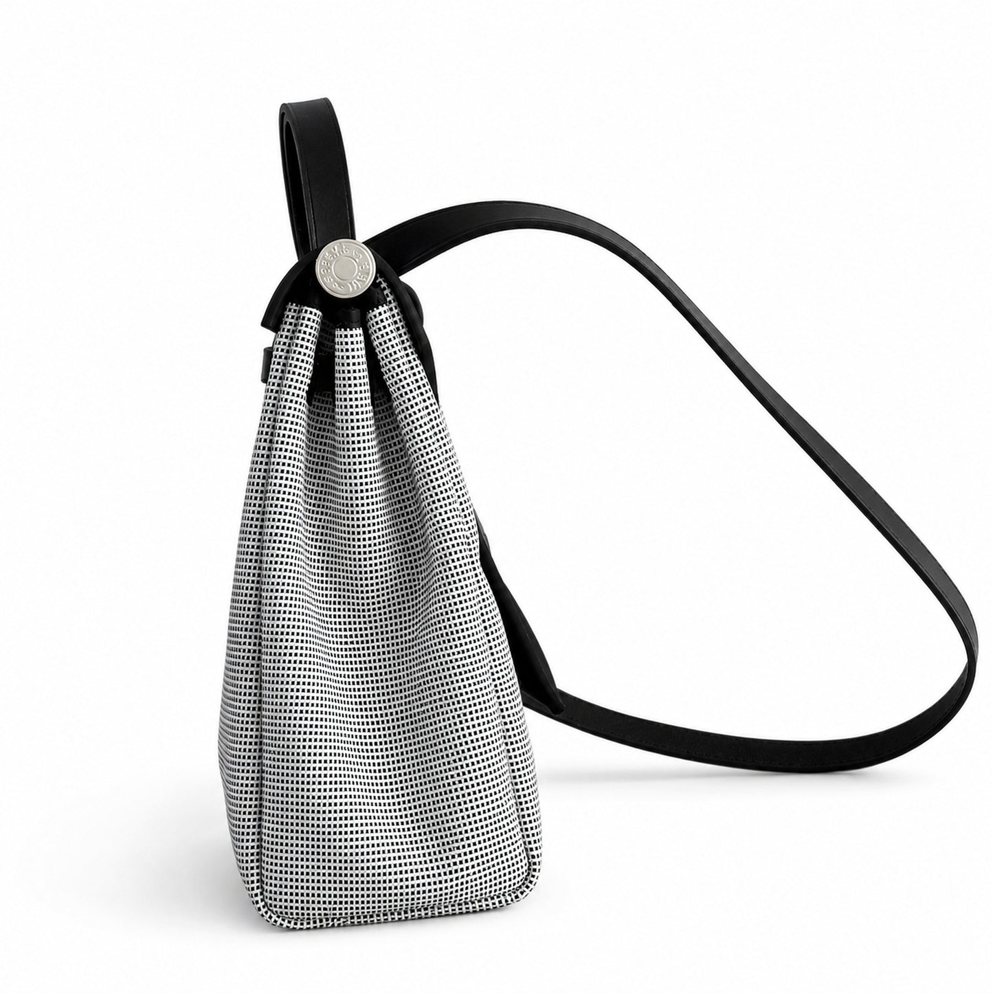 Hermers' popular herbag 31cm is designed to be inspired by saddle bags. The body of the bag is made of canvas, and the inseam, shoulder straps and handle are made of leather. The appearance is very si