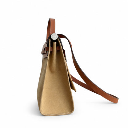 Hermers' popular herbag 31cm is designed to be inspired by saddle bags. The body of the bag is made of canvas, and the outer seams, shoulder straps and handbags are made of leather. The appearance is