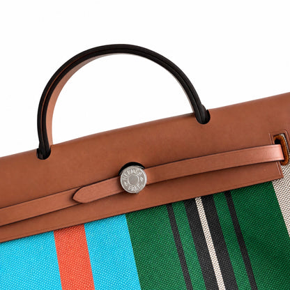 Hermers' popular herbag 31cm is designed to be inspired by saddle bags. The body of the bag is made of canvas, and the inseam, shoulder straps and handle are made of leather. The appearance is very si