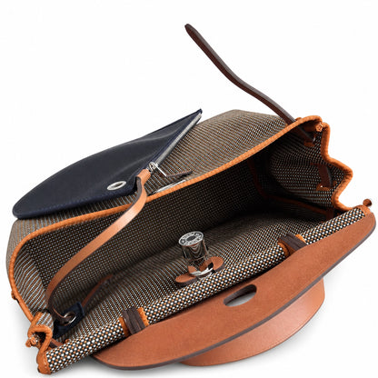 Hermers' popular herbag 31cm is designed to be inspired by saddle bags. The body of the bag is made of canvas, and the inseam, shoulder straps and handle are made of leather. The appearance is very si