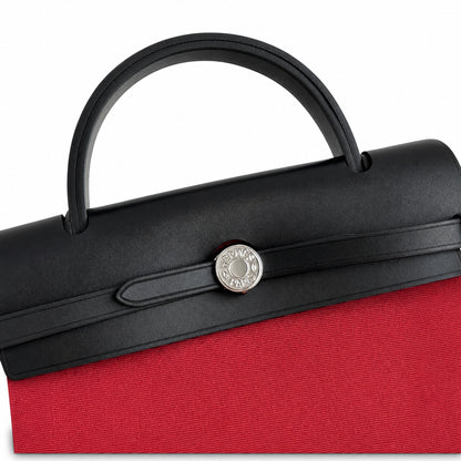 Hermers' popular herbag 31cm is designed to be inspired by saddle bags. The body of the bag is made of canvas, and the outer seams, shoulder straps and handbags are made of leather. The appearance is