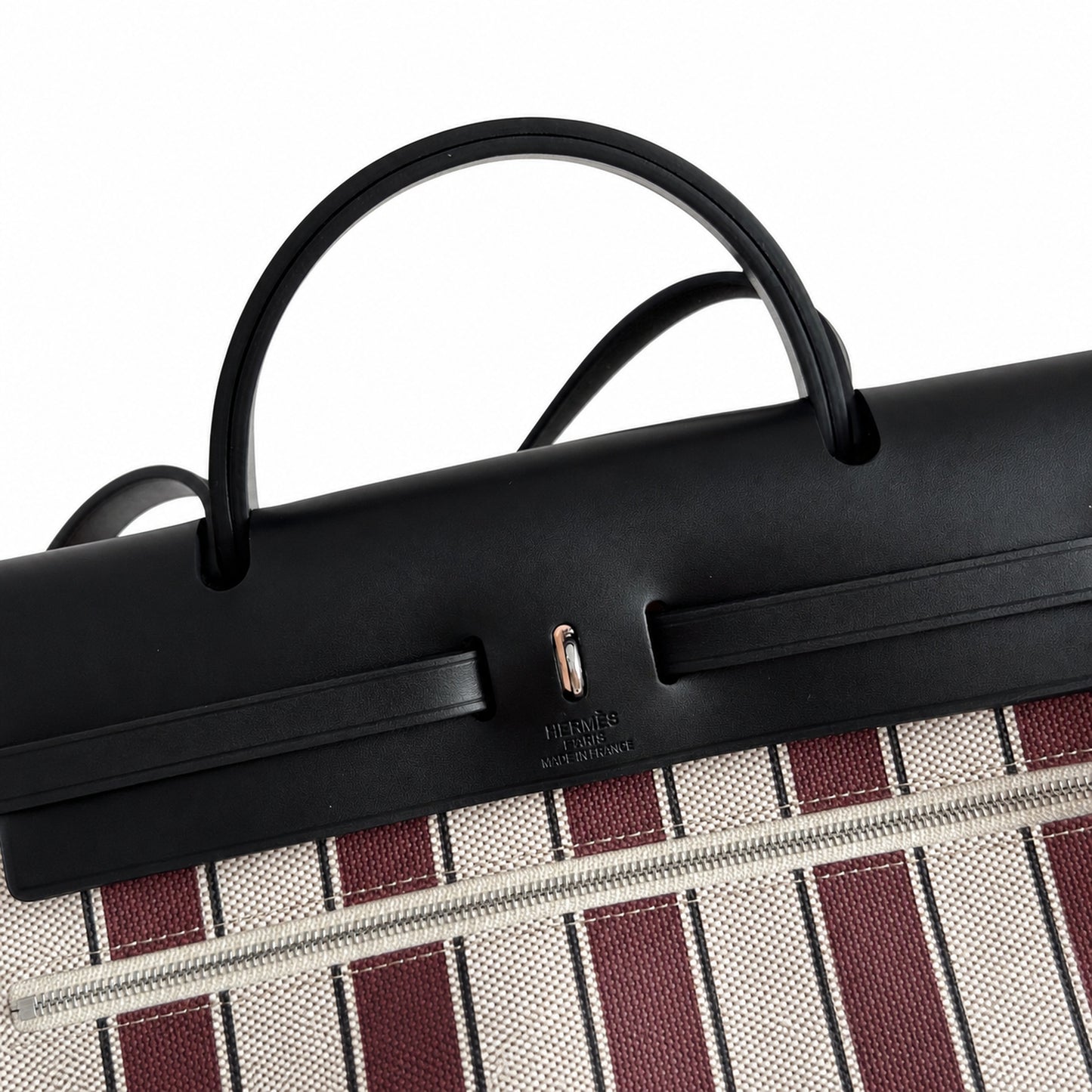 Hermers' popular herbag 31cm is designed to be inspired by saddle bags. The body of the bag is made of canvas, and the inseam, shoulder straps and handle are made of leather. The appearance is very si