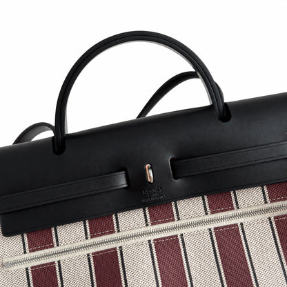 Hermers' popular herbag 31cm is designed to be inspired by saddle bags. The body of the bag is made of canvas, and the inseam, shoulder straps and handle are made of leather. The appearance is very si