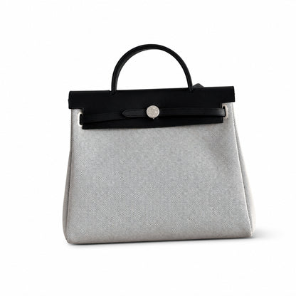 Hermers' popular herbag 31cm is designed to be inspired by saddle bags. The body of the bag is made of canvas, and the inseam, shoulder straps and handle are made of leather. The appearance is very si