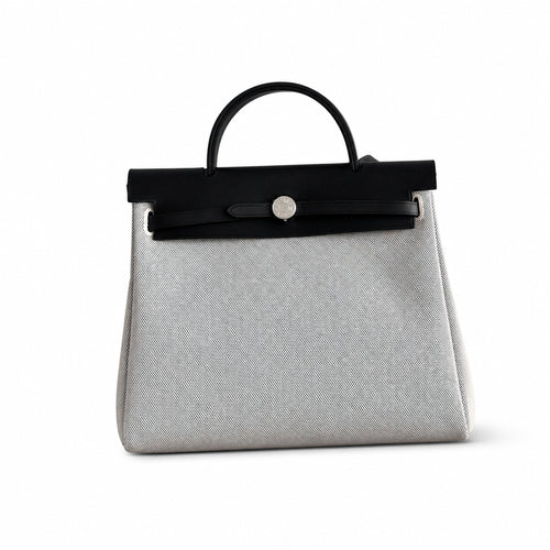Hermers' popular herbag 31cm is designed to be inspired by saddle bags. The body of the bag is made of canvas, and the inseam, shoulder straps and handle are made of leather. The appearance is very si