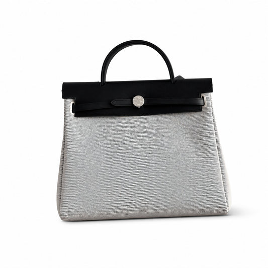 Hermers' popular herbag 31cm is designed to be inspired by saddle bags. The body of the bag is made of canvas, and the inseam, shoulder straps and handle are made of leather. The appearance is very si
