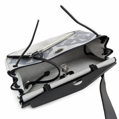 Hermers' popular herbag 31cm is designed to be inspired by saddle bags. The body of the bag is made of canvas, and the inseam, shoulder straps and handle are made of leather. The appearance is very si