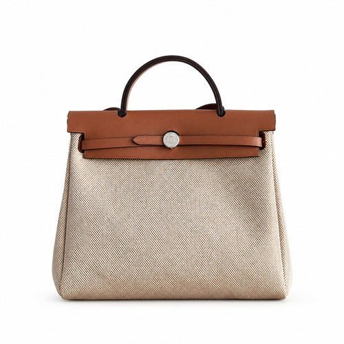 Hermers' popular herbag 31cm is designed to be inspired by saddle bags. The body of the bag is made of canvas, and the inseam, shoulder straps and handle are made of leather. The appearance is very si