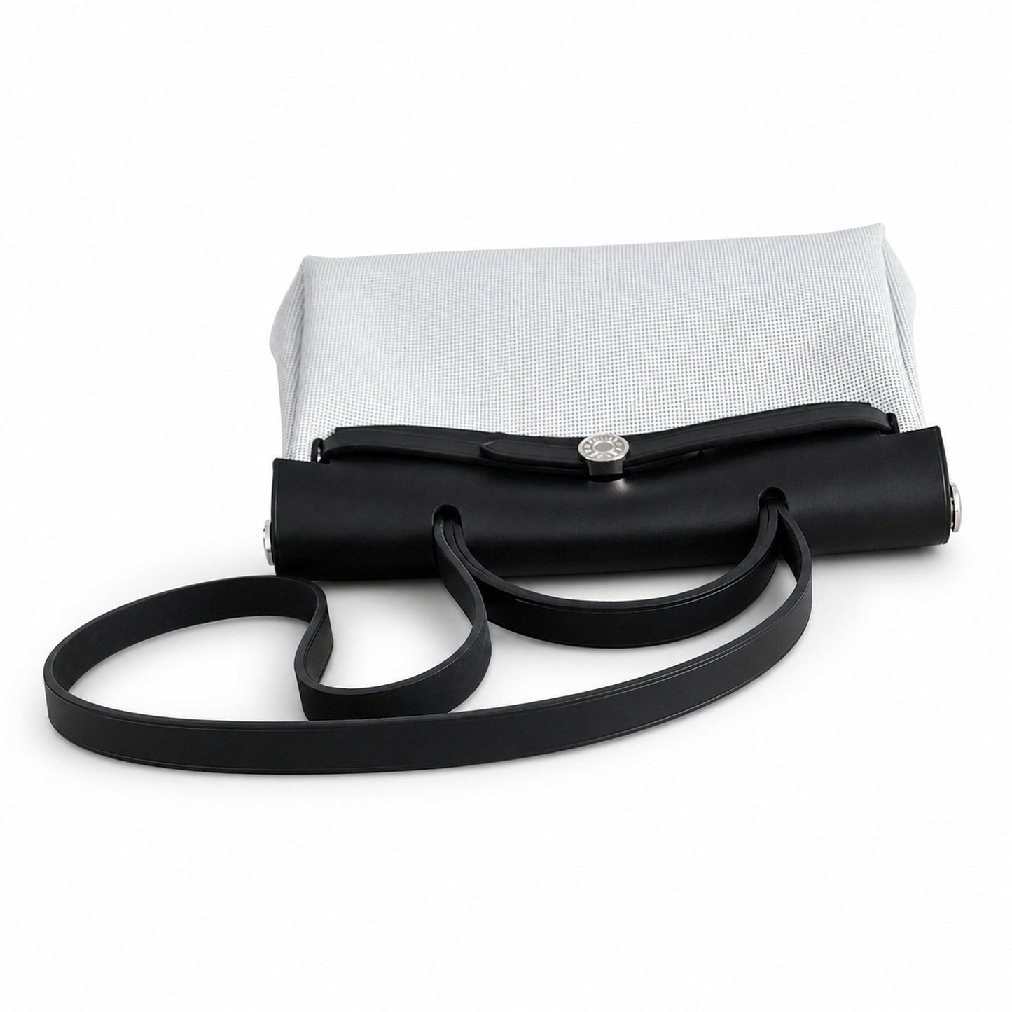 Hermers' popular herbag 31cm is designed to be inspired by saddle bags. The body of the bag is made of canvas, and the inseam, shoulder straps and handle are made of leather. The appearance is very si