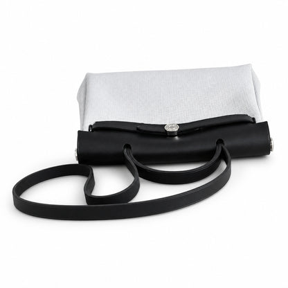 Hermers' popular herbag 31cm is designed to be inspired by saddle bags. The body of the bag is made of canvas, and the inseam, shoulder straps and handle are made of leather. The appearance is very si