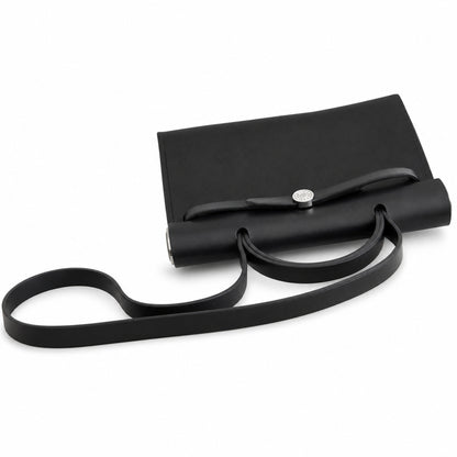 Hermers' popular herbag 31cm is designed to be inspired by saddle bags. The body of the bag is made of canvas, and the outer seams, shoulder straps and handbags are made of leather. The appearance is