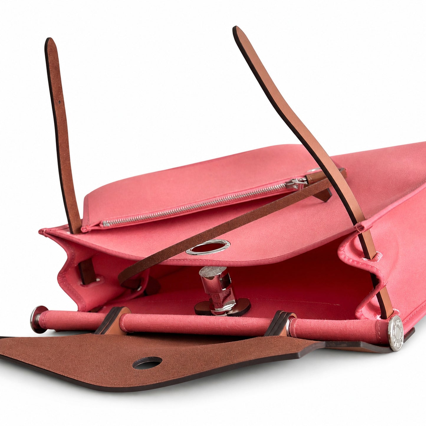 Hermers' popular herbag 31cm is designed to be inspired by saddle bags. The body of the bag is made of canvas, and the outer seams, shoulder straps and handbags are made of leather. The appearance is