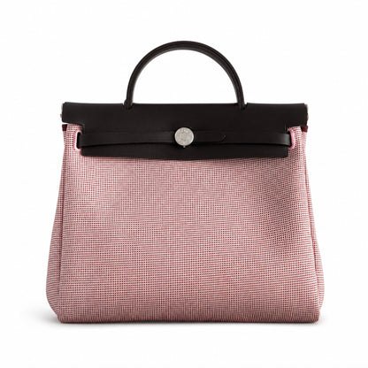 Hermers' popular herbag 31cm is designed to be inspired by saddle bags. The body of the bag is made of canvas, and the inseam, shoulder straps and handle are made of leather. The appearance is very si