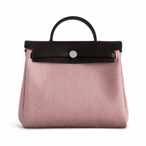 Hermers' popular herbag 31cm is designed to be inspired by saddle bags. The body of the bag is made of canvas, and the inseam, shoulder straps and handle are made of leather. The appearance is very si