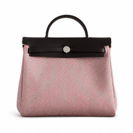 Hermers' popular herbag 31cm is designed to be inspired by saddle bags. The body of the bag is made of canvas, and the inseam, shoulder straps and handle are made of leather. The appearance is very si