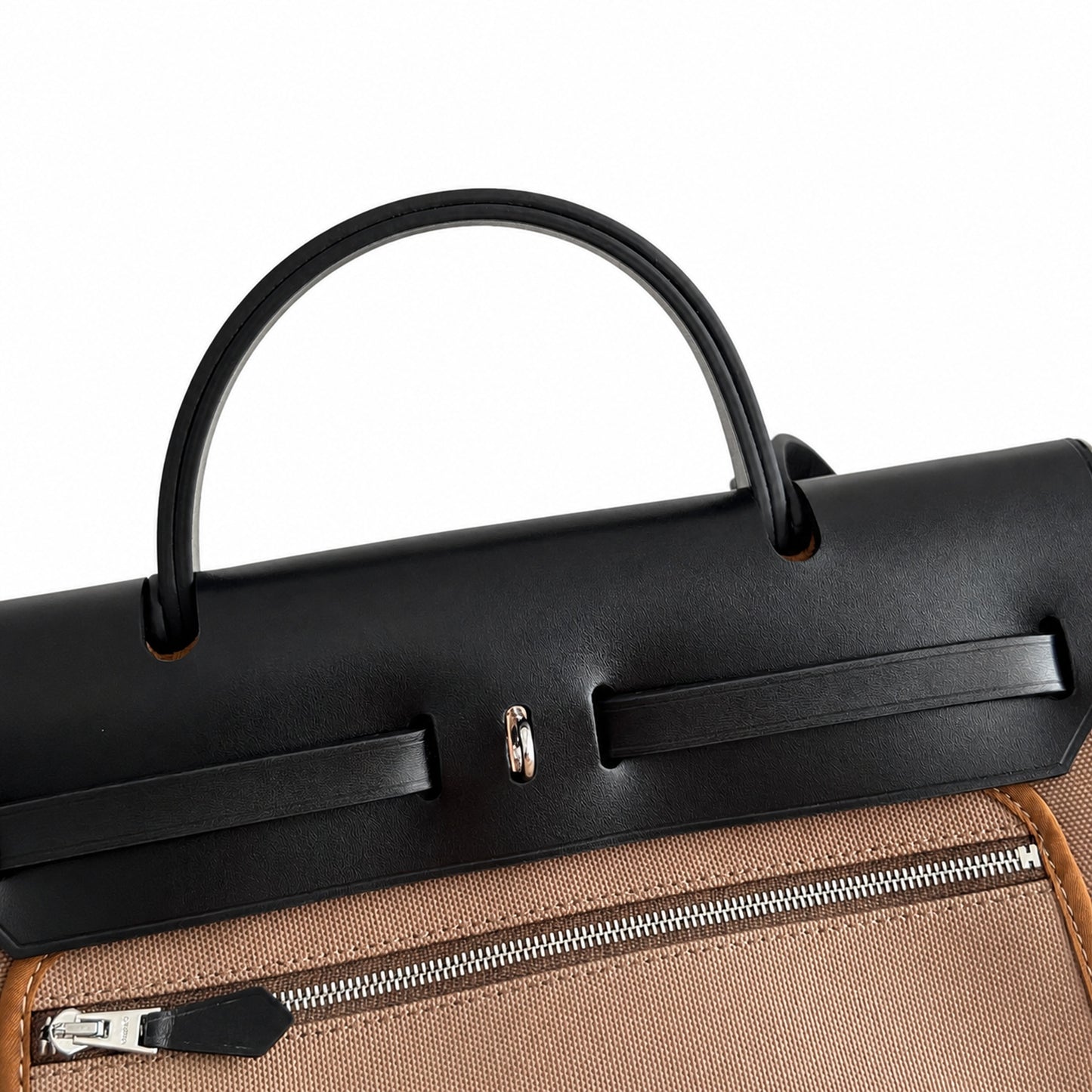Hermers' popular herbag 31cm is designed to be inspired by saddle bags. The body of the bag is made of canvas, and the inseam, shoulder straps and handle are made of leather. The appearance is very si