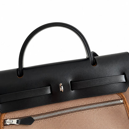 Hermers' popular herbag 31cm is designed to be inspired by saddle bags. The body of the bag is made of canvas, and the inseam, shoulder straps and handle are made of leather. The appearance is very si