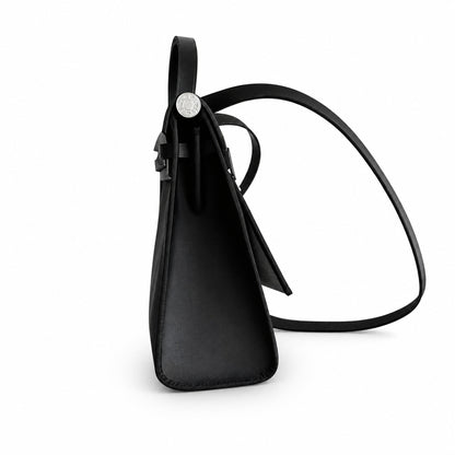Hermers' popular herbag 31cm is designed to be inspired by saddle bags. The body of the bag is made of canvas and has outer seams. The shoulder straps and handbags are made of leather and look similar