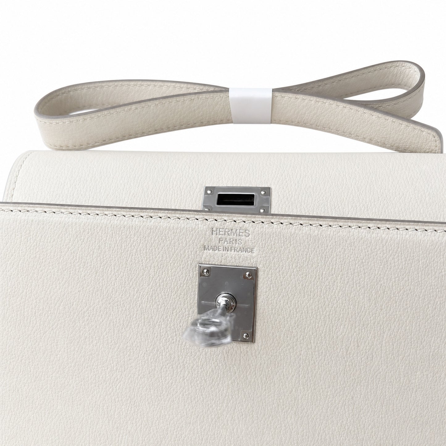 Hermès’ new armpit bag is here. A new member has been added to the Kelly family. Just looking at the online picture, I’m so excited. The first look at the real thing feels like an enlarged version of