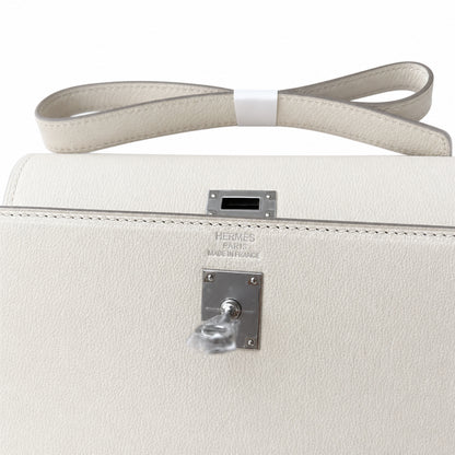 Hermès’ new armpit bag is here. A new member has been added to the Kelly family. Just looking at the online picture, I’m so excited. The first look at the real thing feels like an enlarged version of