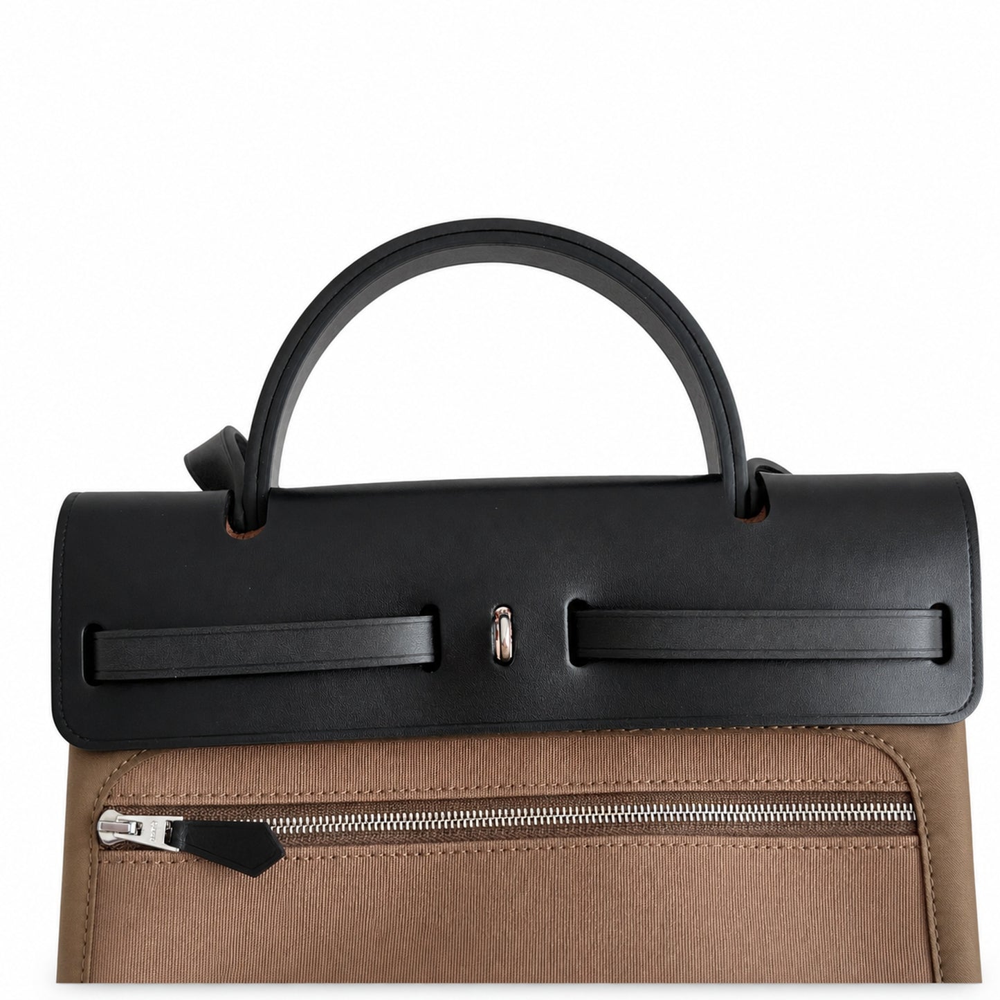 Hermers' popular herbag 31cm is designed to be inspired by saddle bags. The body of the bag is made of canvas, and the outer seams, shoulder straps and handbags are made of leather. The appearance is