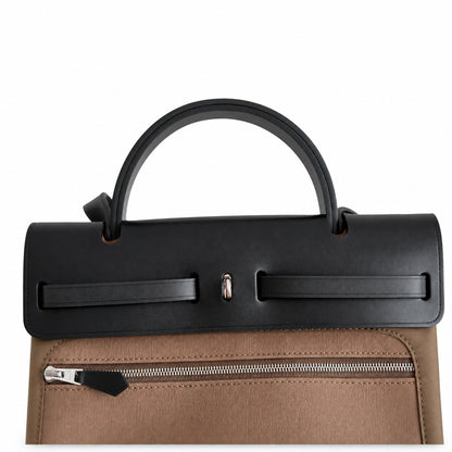 Hermers' popular herbag 31cm is designed to be inspired by saddle bags. The body of the bag is made of canvas, and the outer seams, shoulder straps and handbags are made of leather. The appearance is