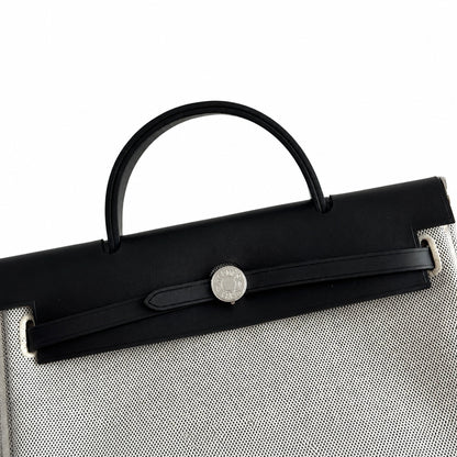 Hermers' popular herbag 31cm is designed to be inspired by saddle bags. The body of the bag is made of canvas, and the inseam, shoulder straps and handle are made of leather. The appearance is very si
