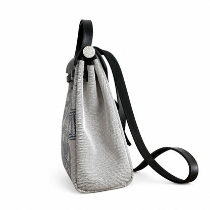 Hermers' popular herbag 31cm is designed to be inspired by saddle bags. The body of the bag is made of canvas, and the inseam, shoulder straps and handle are made of leather. The appearance is very si