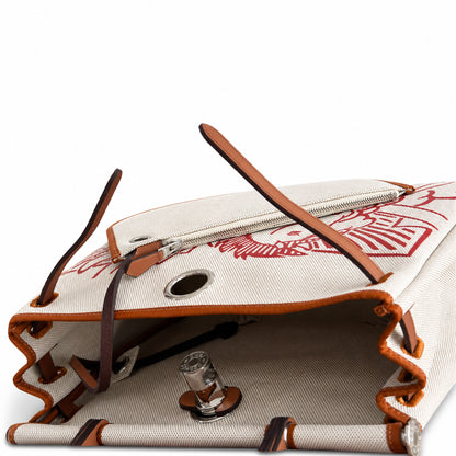 Hermers' popular herbag 31cm is designed to be inspired by saddle bags. The body of the bag is made of canvas, and the inseam, shoulder straps and handle are made of leather. The appearance is very si