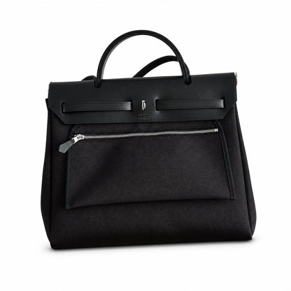 Hermers' popular herbag 31cm is designed to be inspired by saddle bags. The body of the bag is made of canvas, and the inseam, shoulder straps and handle are made of leather. The appearance is very si