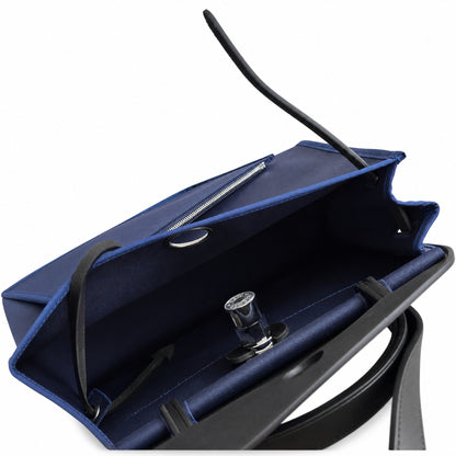 Hermers' popular herbag 31cm is designed to be inspired by saddle bags. The body of the bag is made of canvas, and the outer seams, shoulder straps and handbags are made of leather. The appearance is