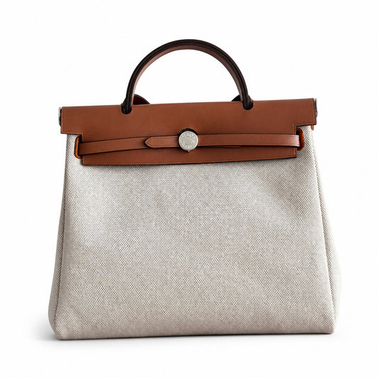 Hermers' popular herbag 31cm is designed to be inspired by saddle bags. The body of the bag is made of canvas, and the inseam, shoulder straps and handle are made of leather. The appearance is very si