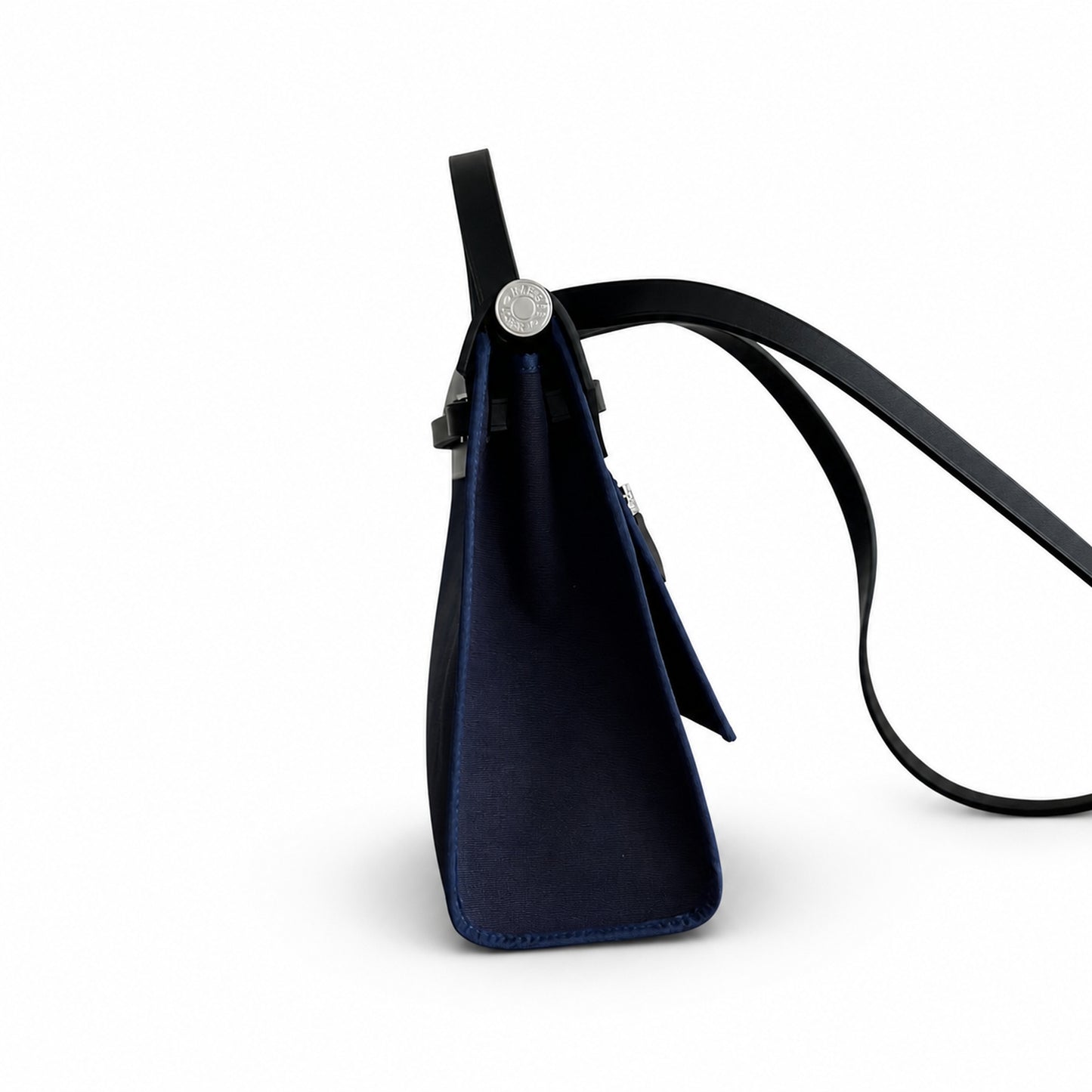 Hermers' popular herbag 31cm is designed to be inspired by saddle bags. The body of the bag is made of canvas, and the outer seams, shoulder straps and handbags are made of leather. The appearance is